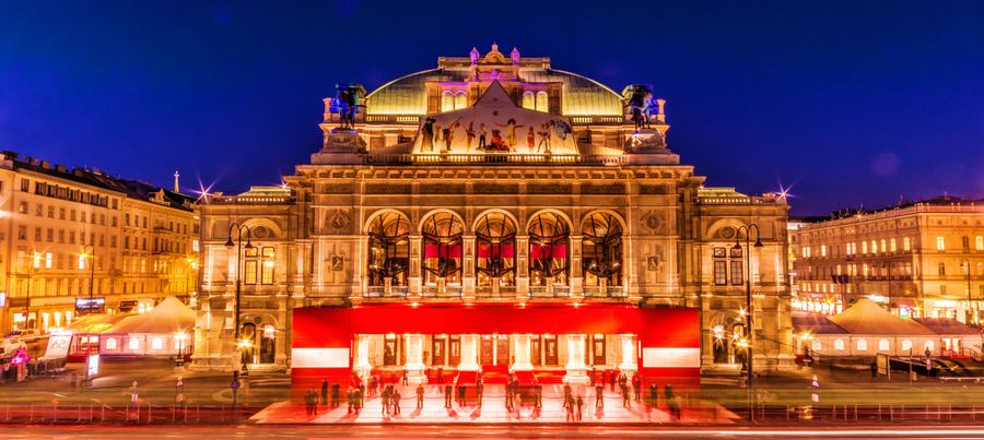 Oper bei Nacht, am Abend des Opernballs