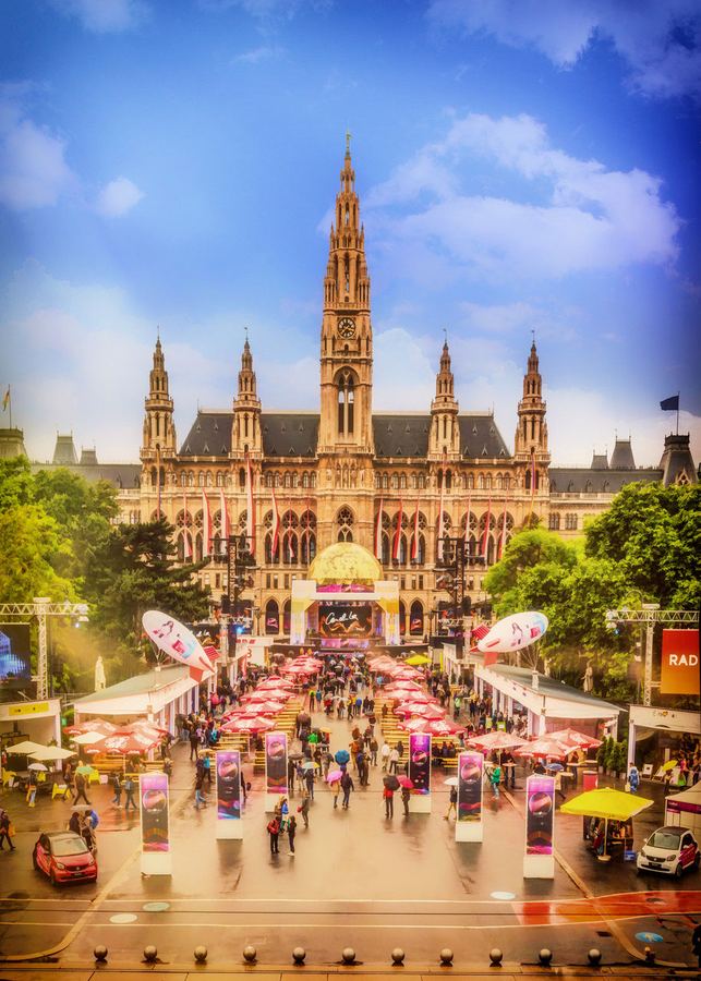 Rathaus vom Balkon des Burgtheaters II